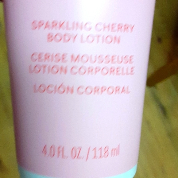 Mary Kay sparkling Cherry body lotion - Picture 2 of 3